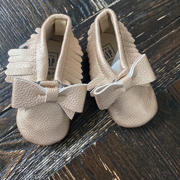 Girls baby gap gold shine bow moccasins. Baby bow gold moccasins. Baby slip-on - Picture 3 of 5